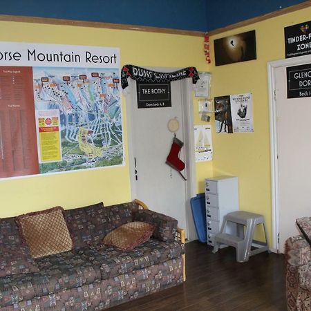 Kicking Horse Backpacker Hostel Golden Εξωτερικό φωτογραφία