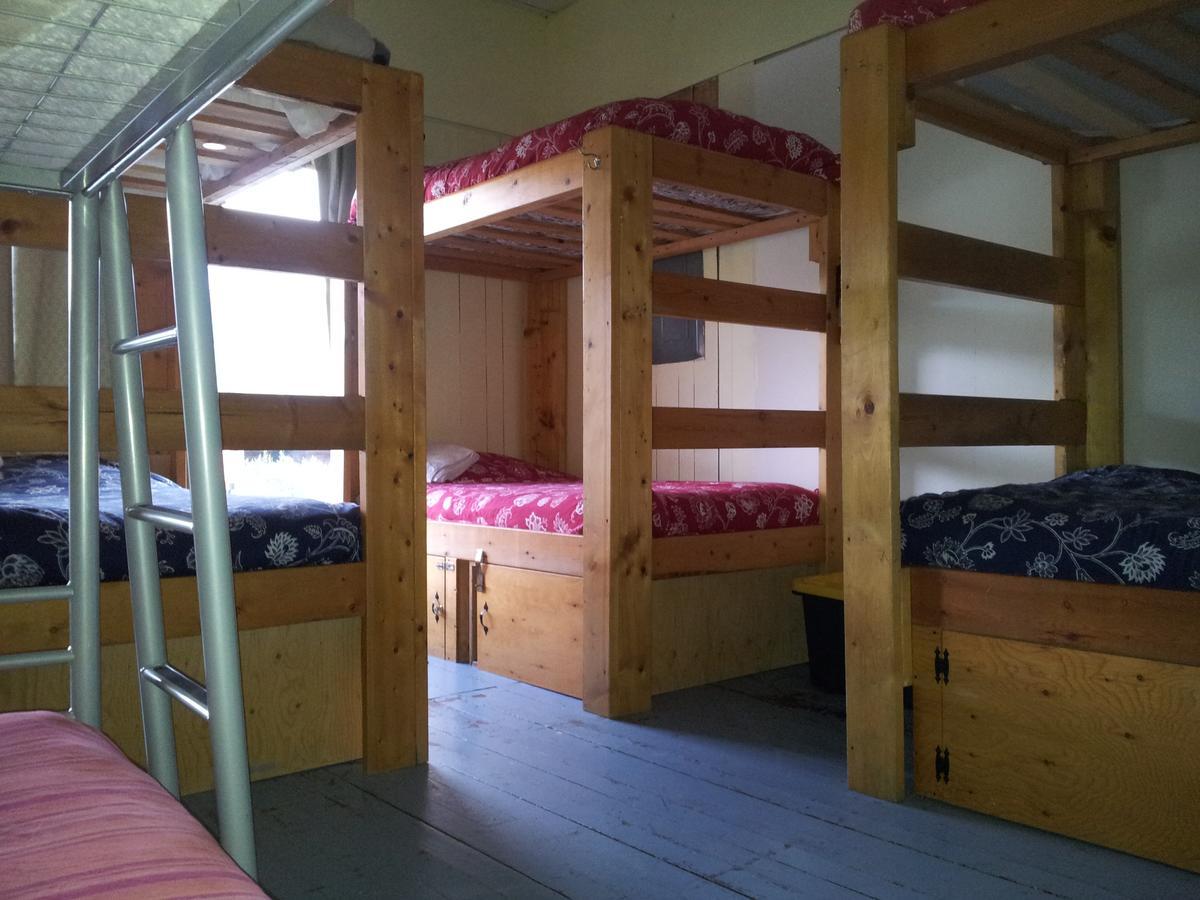 Kicking Horse Backpacker Hostel Golden Εξωτερικό φωτογραφία