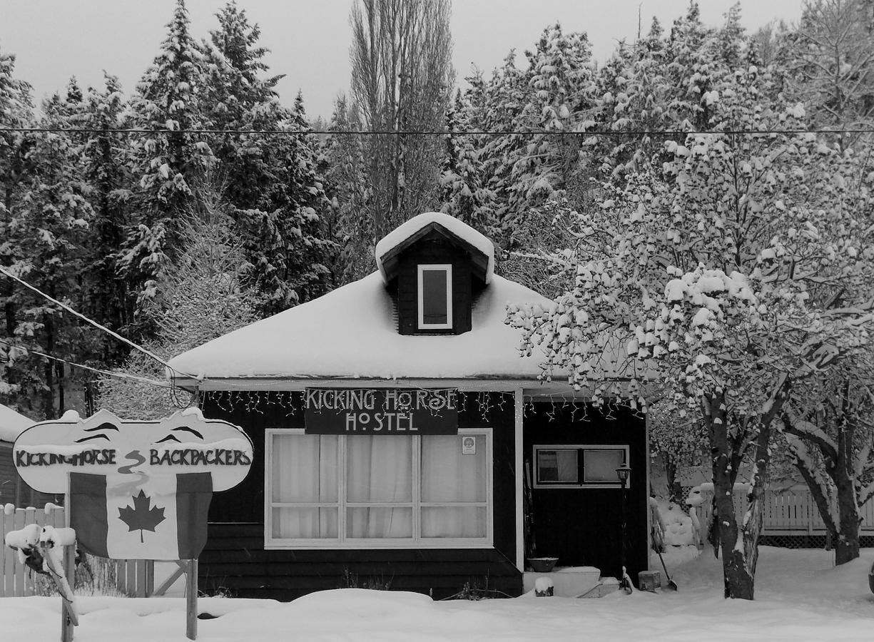 Kicking Horse Backpacker Hostel Golden Εξωτερικό φωτογραφία