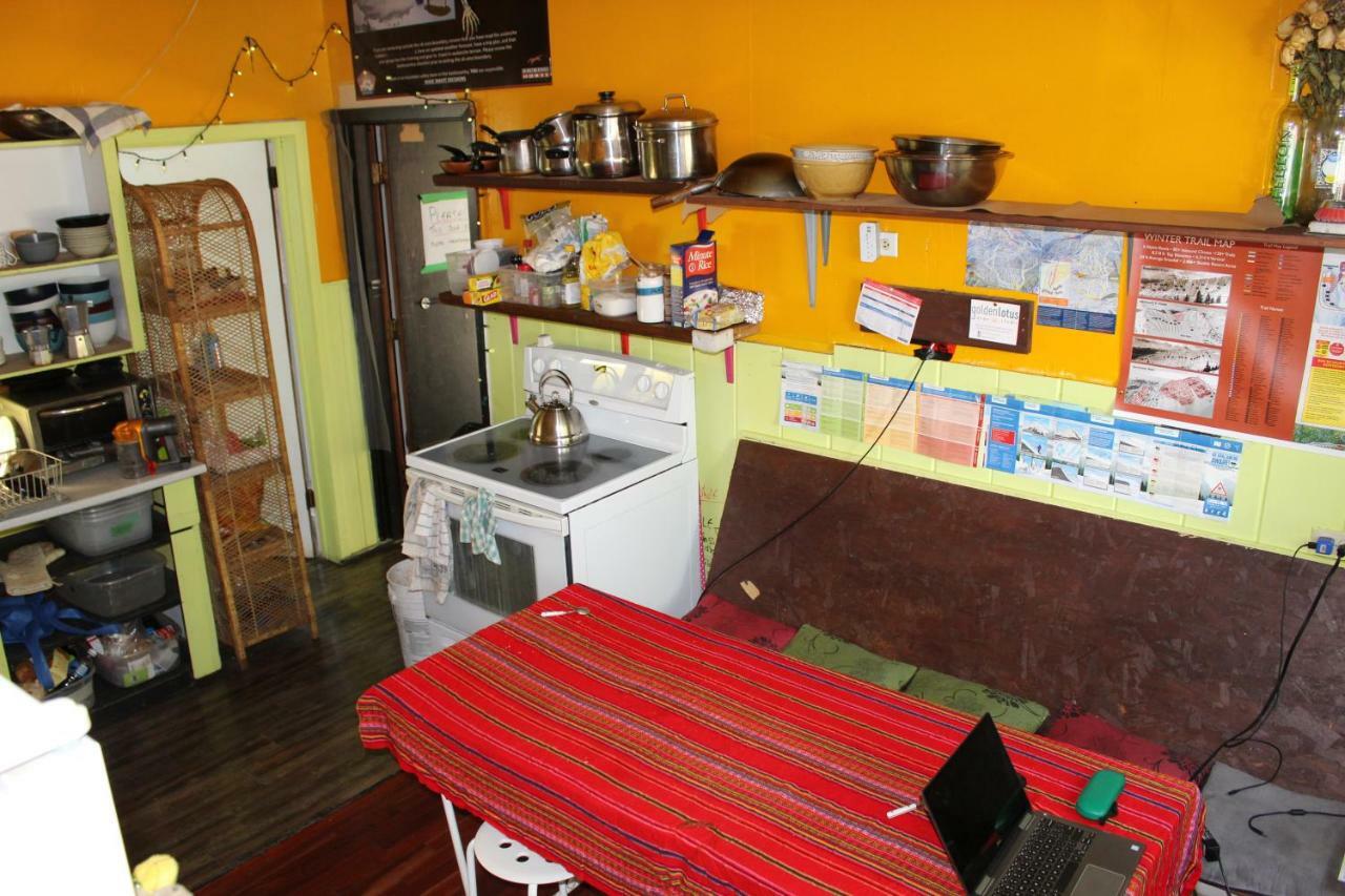 Kicking Horse Backpacker Hostel Golden Εξωτερικό φωτογραφία