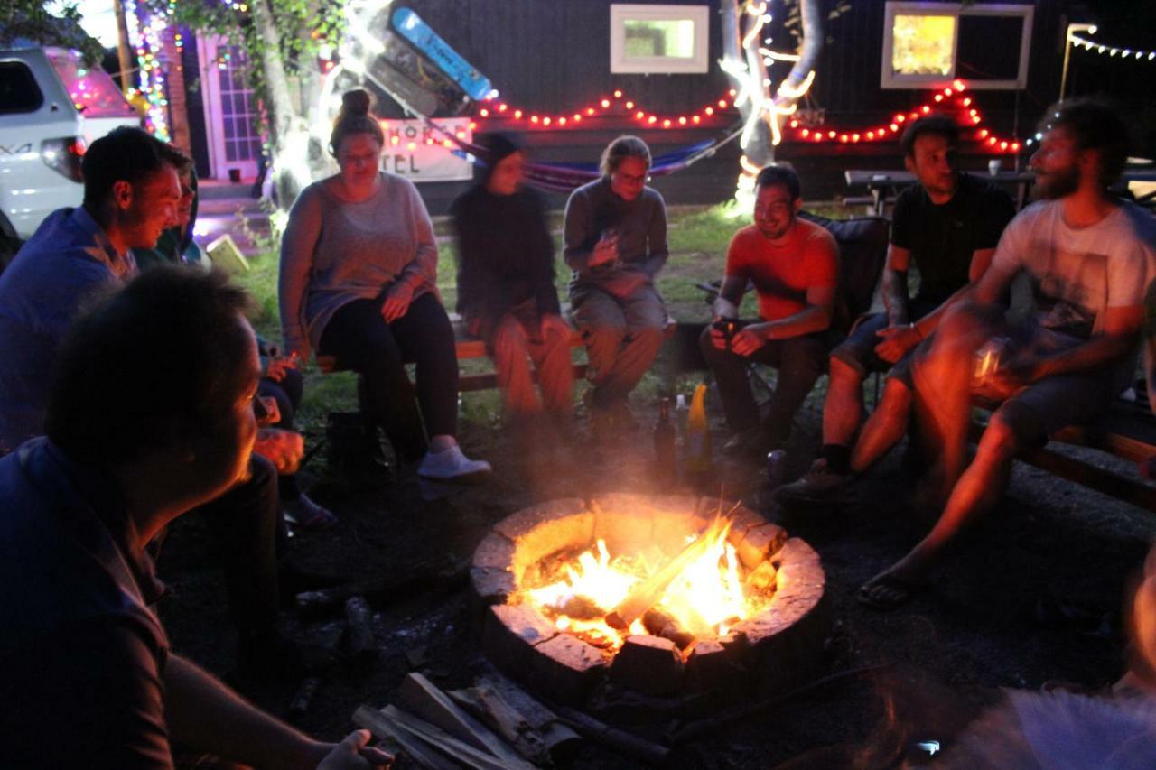 Kicking Horse Backpacker Hostel Golden Εξωτερικό φωτογραφία